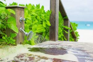 avvicinamento all'aperto spiaggia doccia con acqua foto