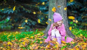 adorabile poco ragazza a bellissimo autunno giorno all'aperto foto