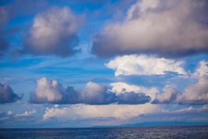 blu cielo con un' mucchio, bianca nuvole foto