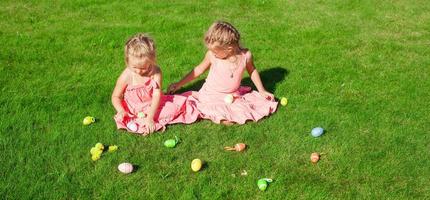 Due adorabile poco ragazze giocando con Pasqua uova foto