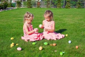 Due adorabile poco ragazze giocando con Pasqua uova foto