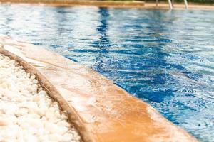 bellissimo tropicale nuoto piscina nel il pioggia foto