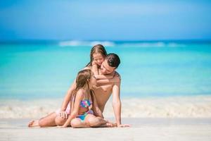 padre e bambini godendo spiaggia estate vacanza foto