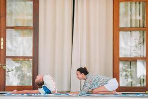 contento giovane famiglia Meditare su il terrazza foto