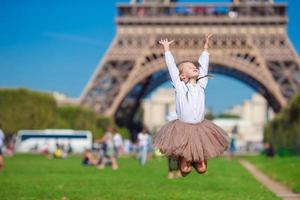 adorabile poco ragazza nel Parigi sfondo il eiffel Torre durante estate vacanza foto