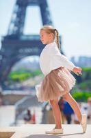 adorabile poco ragazza nel Parigi sfondo il eiffel Torre durante estate vacanza foto