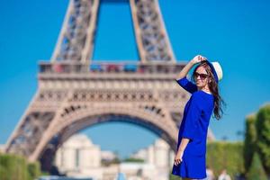 bellissimo donna sfondo il eiffel Torre nel Parigi, Francia foto