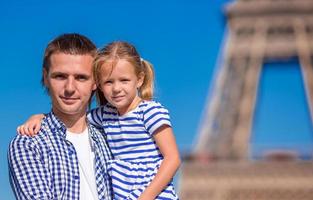 contento padre e poco adorabile ragazza nel Parigi vicino eiffel Torre durante estate francese vacanza foto