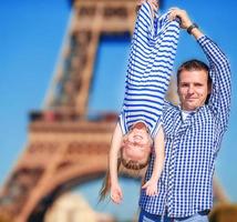 contento famiglia nel Parigi sfondo eiffel Torre. francese estate vacanze, viaggio e persone concetto. foto