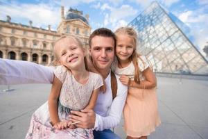 contento famiglia con Due bambini fabbricazione autoscatto nel Parigi foto