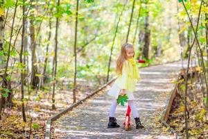 adorabile bambina all'aperto alla bella giornata d'autunno foto