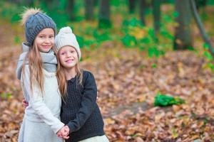 poco adorabile ragazze all'aperto a caldo soleggiato autunno giorno foto