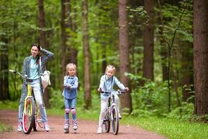 contento famiglia bike all'aperto a il parco foto