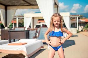 ragazza carina in spiaggia durante le vacanze estive foto