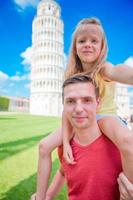 famiglia ritratto sfondo il apprendimento Torre nel pisa. pisa - viaggio per famoso posti nel Europa. foto