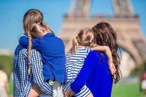contento famiglia con Due bambini nel Parigi vicino eiffel Torre foto