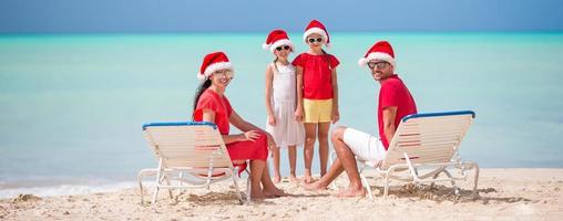 contento famiglia con Due bambini nel Santa cappello su estate vacanza foto