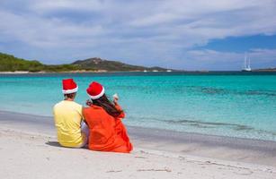 giovane romantico coppia nel Santa cappelli durante spiaggia vacanza foto
