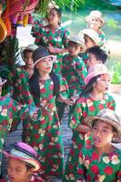 filippina bambini danza su il loboc fiume foto