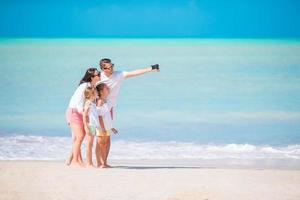 famiglia su il spiaggia. famiglia assunzione foto. foto