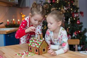 poco adorabile ragazze decorazione Pan di zenzero Casa per Natale foto