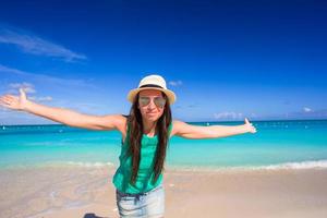 giovane contento donna su spiaggia durante sua estate vacanza foto