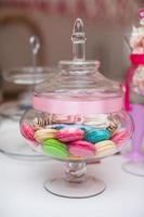 brocca di parigino colorato macarons su il nozze tavolo foto