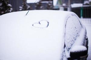 cuore dipinto su nevoso auto bicchiere. foto