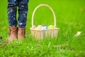 vicino su colorato Pasqua uova nel un' cestino su il erba foto