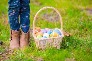 vicino su colorato Pasqua uova nel un' cestino su il erba foto