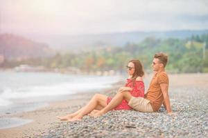 giovane coppia su bianca spiaggia durante estate vacanza. foto