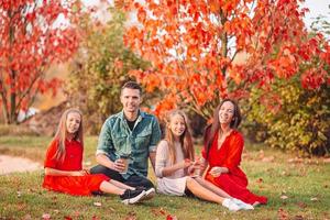 ritratto di contento famiglia di quattro nel autunno giorno foto