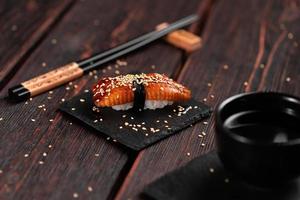 giapponese Sushi unagi nigiri Sushi affumicato Anguilla su di legno sfondo avvicinamento foto