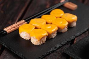 Sushi rotolo con formaggio con bastoncini - asiatico giapponese cibo concetto foto