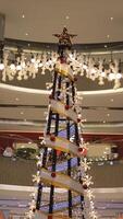 stella superiore di Natale albero decorazione e leggero a il centro commerciale. foto