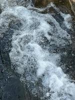 irrigazione acqua flusso a partire dal tubo per canale per agricoltura i campi foto