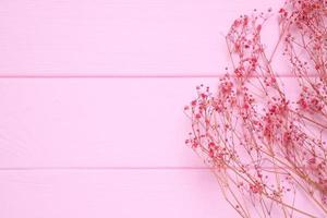 minuscolo rosa fiori su di legno sfondo foto
