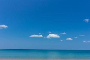 vista sul mare e nuvole foto