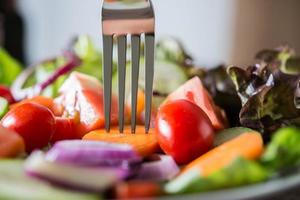 primo piano di insalata di verdure fresche foto