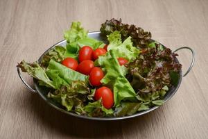 insalata fresca con verdure e verdure foto