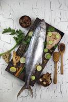 pesce sgombro e spezie da cucina ingredienti foto