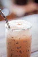 caffè moka ghiacciato in un bicchiere su un tavolo foto