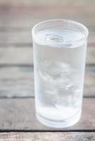 primo piano di un bicchiere d'acqua con ghiaccio foto
