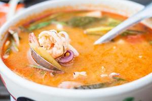 zuppa piccante tailandese con frutti di mare foto