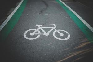 indicare il simbolo sulla strada cementata per le biciclette foto