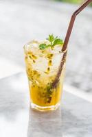 soda alla menta e frutto della passione foto