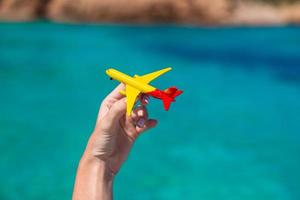 piccolo fatti in casa aereo nel mano su sfondo di il mare foto