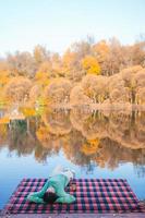 donna nel autunno parco sotto autunno fogliame foto