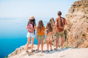 contento famiglia su vacanza nel il montagne foto