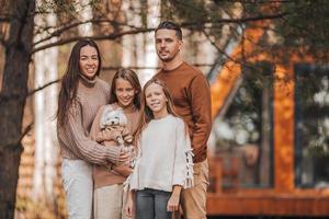 bellissimo famiglia a piedi a autunno caldo giorno foto